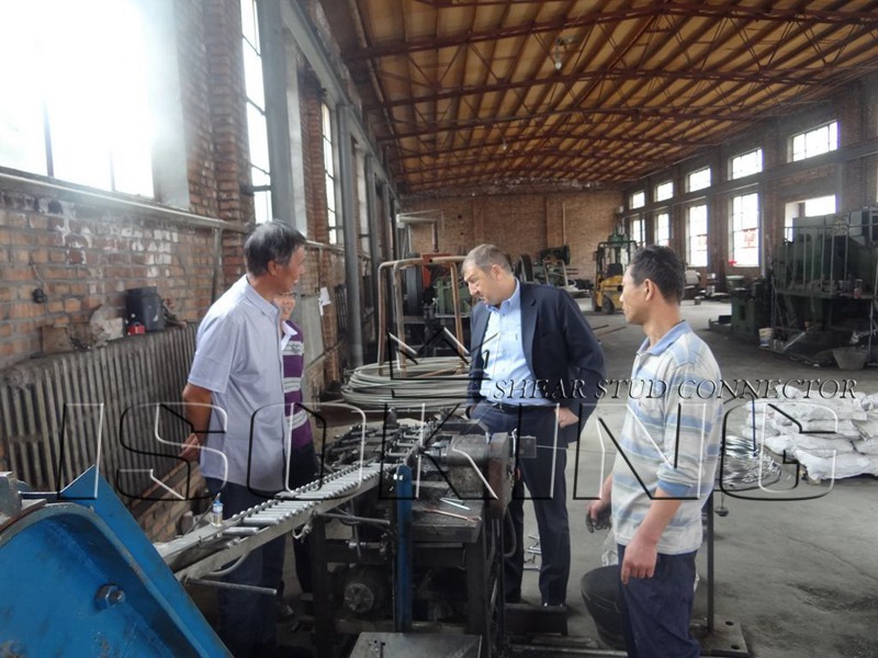 Automatic riveting machine